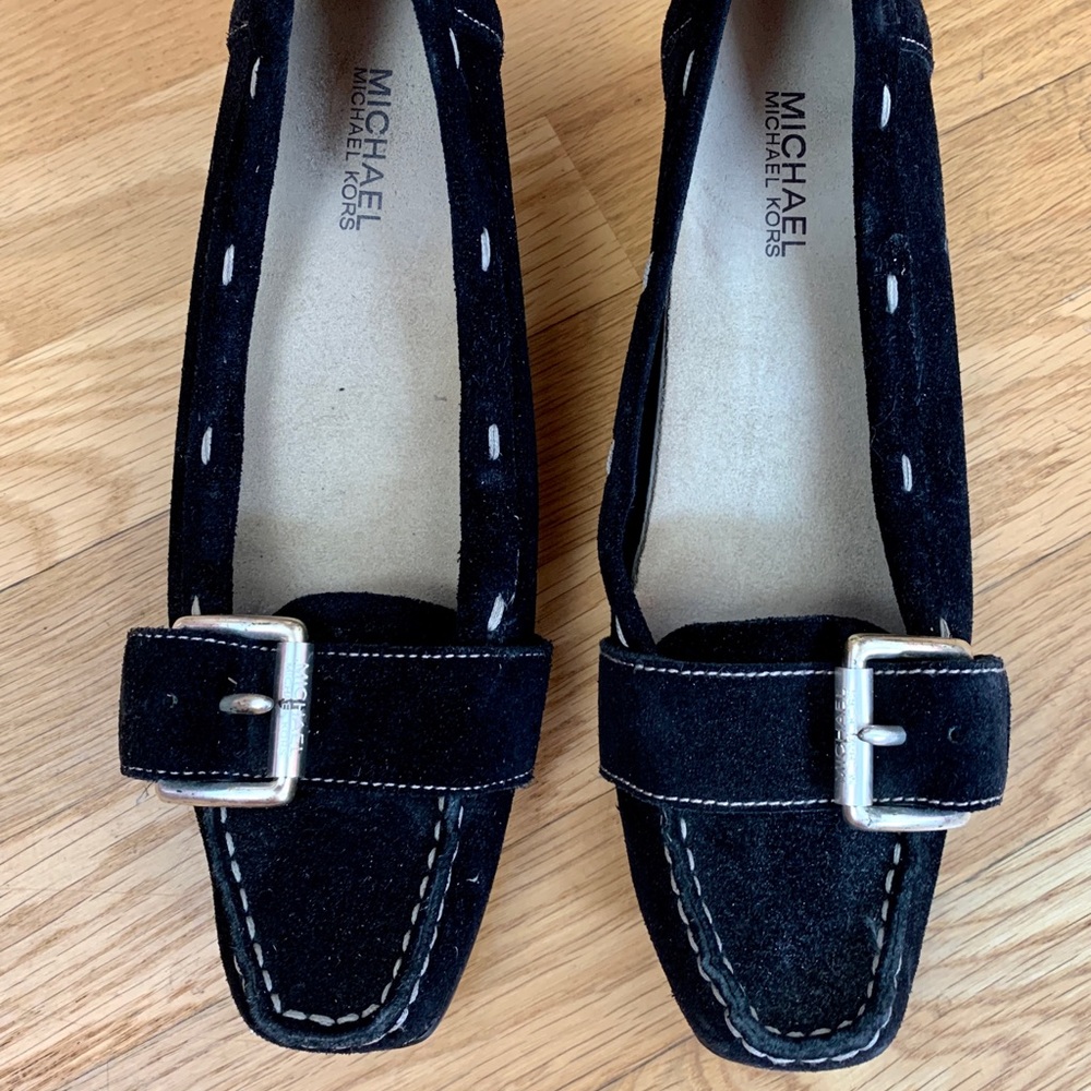 MICHAEL KORS SUEDE LEATHER WITH WHITE HAND-STITCH TRIM AND MK BUCKLE. WOMANS 8